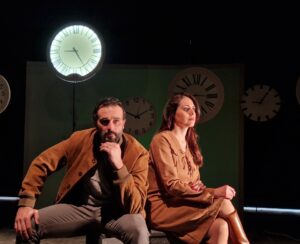 “Da Est a Ovest”, di e con Gianluca D’Agostino e Rossella Amato, dal 6 all’8 dicembre 2024, al Teatro Tram di Napoli