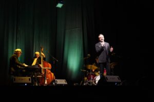 Gianluca Guidi in “Sinatra. The man and his music”, dal 13 al 23 marzo 2025 al Teatro Golden di Roma